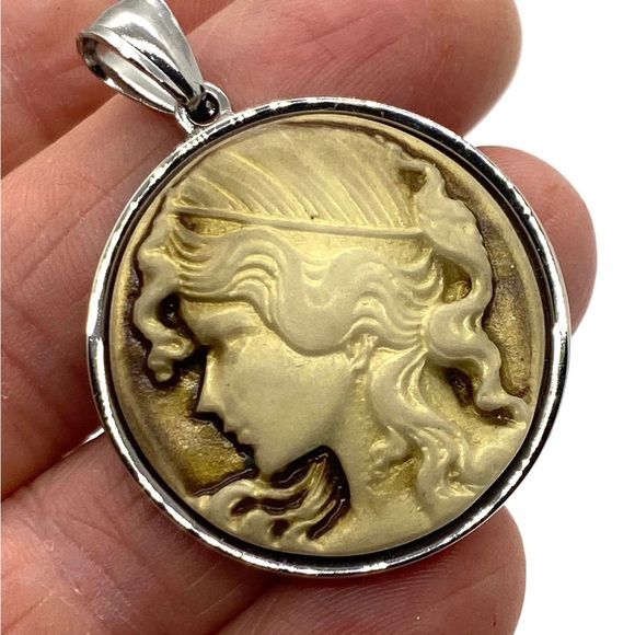 Elegant Cameo Pendant Necklace - Picture 2 of 5